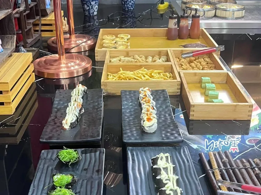 ຊູຊິ ແລະ ຂອງກິນຫຼິ້ນ